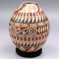 Polychrome jar decirated with a geometric design