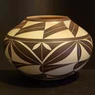 Polychrome jar with a geometric design