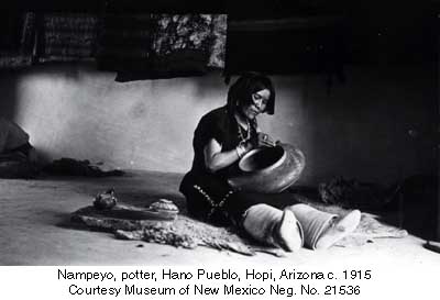 Nampeyo, potter, Hano Pueblo, Hopi, Arizona c. 1915