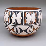 Polychrome bowl with a geometric design
 by Vicky Calabaza of Santo Domingo