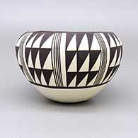 Black-on-whitebowlwithaneightpanelgeometricdesign, click or tap to see a larger version