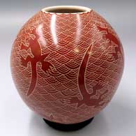 Red-on-beige jar with a sgraffito lizard and mesh design
 by Leonel Lopez Sr of Mata Ortiz and Casas Grandes