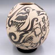 Black and white jar with a sgraffito optical illusion nature and wildlife design
 by Abraham Rodriguez of Mata Ortiz and Casas Grandes