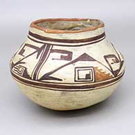 Polychrome jar with a geometric design
 by Unknown of Hopi