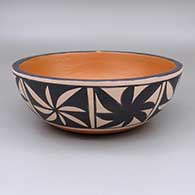 Polychrome bowl with geometric design
 by Vicky Calabaza of Santo Domingo
