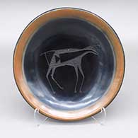 Black plate with a sienna rim and a sgraffito Mimbres deer design
 by Tony Da of San Ildefonso