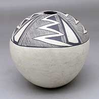 Click for a larger view A black on white seed pot decorated with a four-panel fineline, lightning bolt and geometric design above the shoulder
by Eva Histia of Acoma