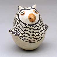 A small polychrome owl effigy
 by Anita Lowden of Acoma
