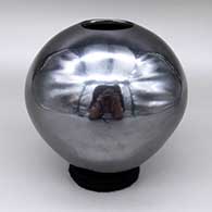 Polished gunmetal jar
 by Ruben Lozano of Mata Ortiz and Casas Grandes