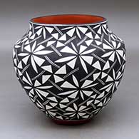 Click for a larger view A polychrome jar decorated with a black on white snowflake and geometric design
by Sandra Victorino of Acoma