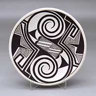 Click for a larger view A black on white plate decorated with a Tularosa spiral, fineline and geometric design
by Franklin Peters of Acoma