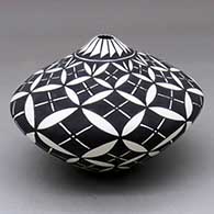 A black on white tear drop jar decorated with a pumpkin seed snowflake and geometric design
 by Sandra Victorino of Acoma