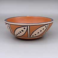 Polychrome bowl with geometric design
 by Vicky Calabaza of Santo Domingo