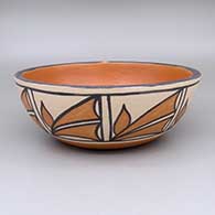 Polychrome bowl with geometric design
 by Vicky Calabaza of Santo Domingo