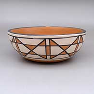 Polychrome bowl with geometric design
 by Vicky Calabaza of Santo Domingo